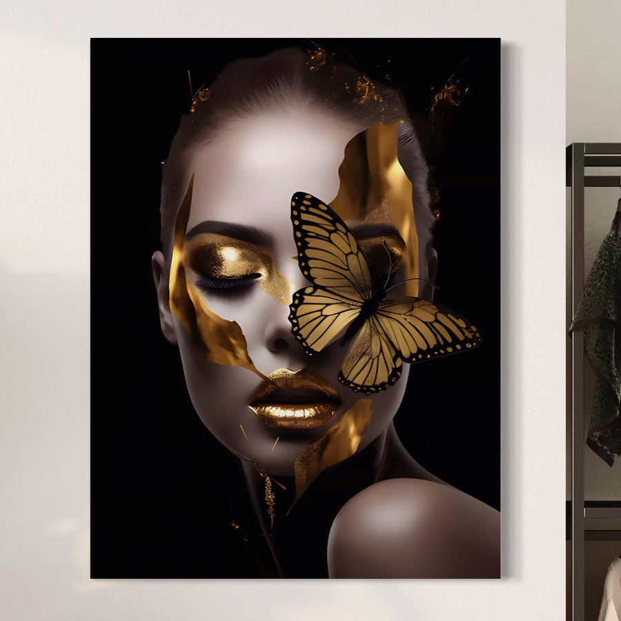 Tablou Canvas Premium LuxCanva® A1433 "Fluture De Aur" prezintă o femeie cu machiaj auriu și accente metalice, alături de un fluture negru-auriu. Decor modern, cu culori vibrante, ideal pentru living. Brand: LuxCanva®.