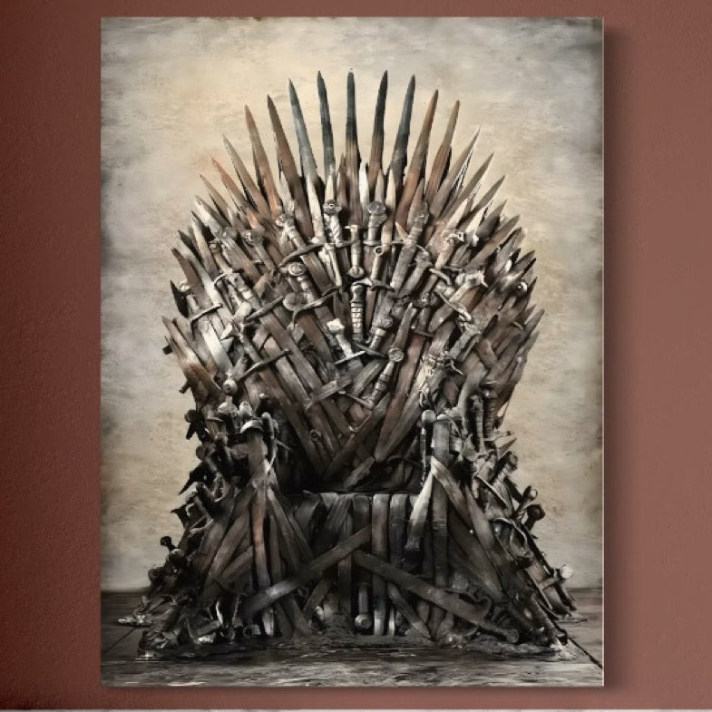 A LuxCanva® Tablou Canvas Premium, C1263 "The Throne" inspirat din Game of Thrones decorează peretele deasupra unui șemineu din marmură alb-negru, fiind încadrat de două aplice moderne.