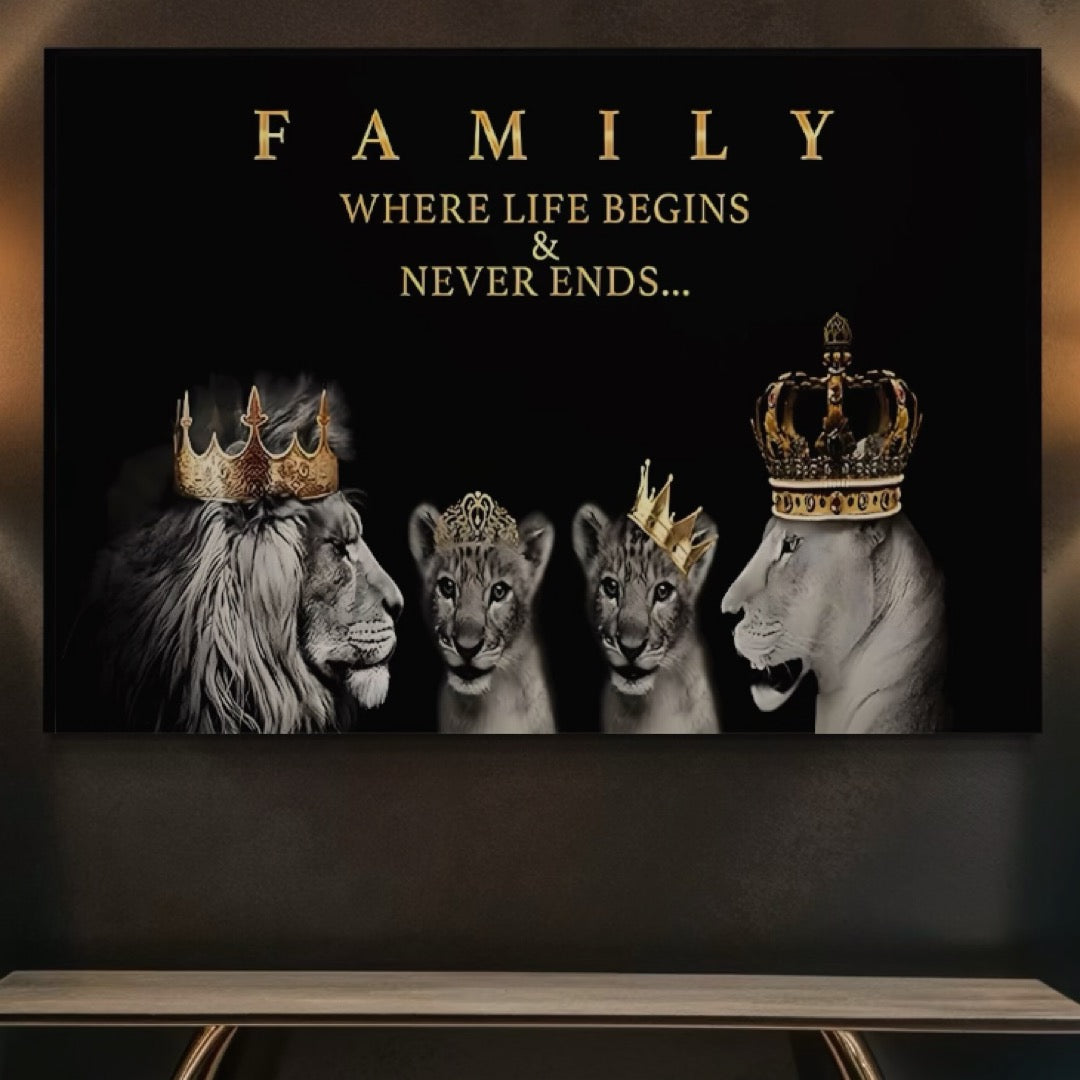 LuxCanva® Tablou Canvas Premium C1264, Portretul familiei, prezintă lei adulți încoronați cu pui și "FAMILIA: Unde viața începe și nu se termină niciodată..." pe bumbac panza cu imprimare premium - perfect pentru eleganța vibrantă a camerei de zi.