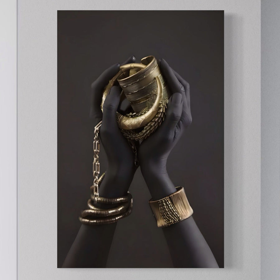 Maini negre țin bijuterii aurii și bronz pe un fundal închis. Tablou Canvas Premium LuxCanva® A1440 impresionează prin efect vizual, fiind o alegere standout din colecția LuxCanva® pentru cei ce caută calitate premium.