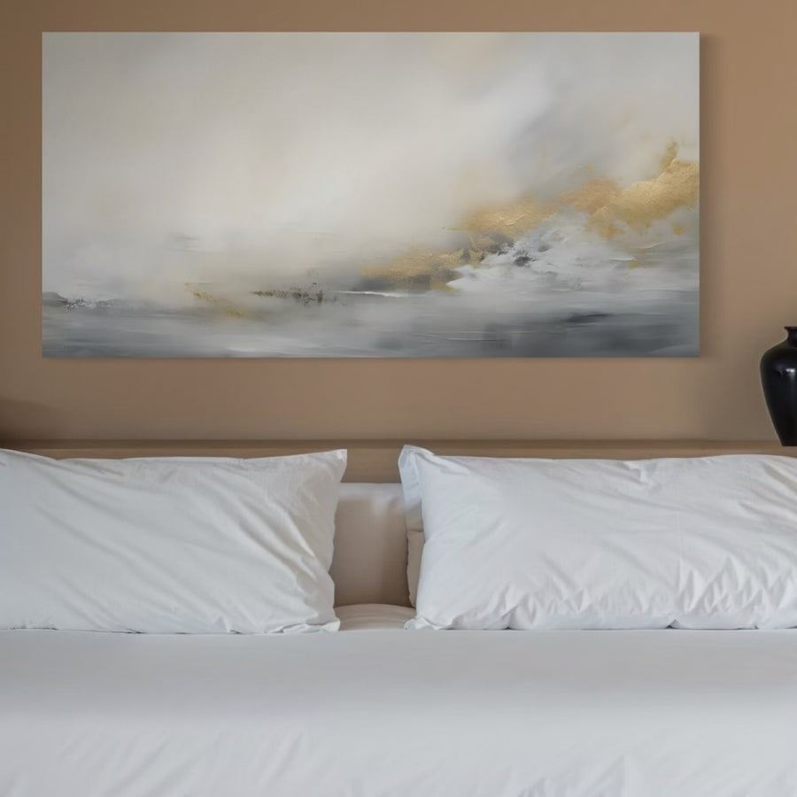 Un dormitor modern prezintă un pat cu lenjerie albă pe un perete bej. Deasupra, tabloul LuxCanva® Tablou Canvas Premium C1245 "Ceata Deasupra Lacului", cu culori vibrante, adaugă eleganță. O vază neagră accentuează noptiera din dreapta.