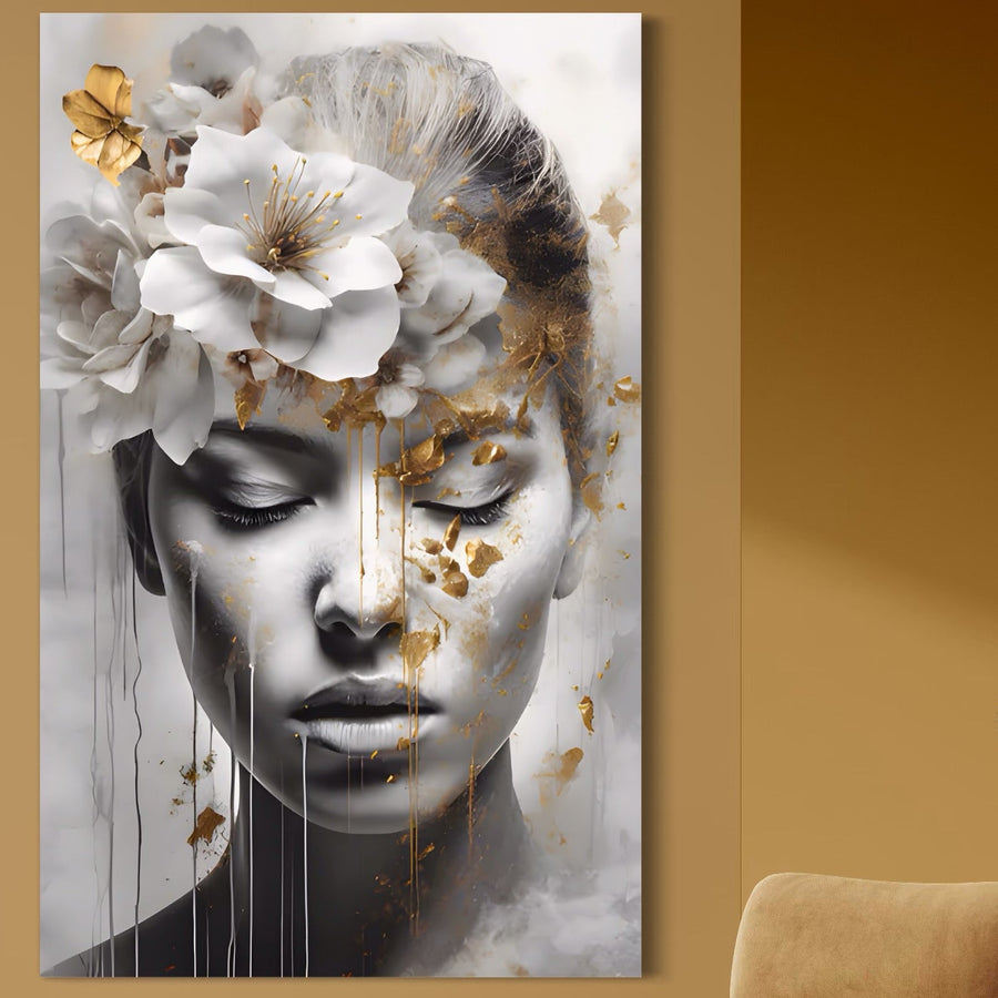 Pânza LuxCanva® Tablou Premium LuxCanva® A1467 prezintă chipul unei femei cu flori vibrante și linii aurii, creând un accent decorativ pe peretele camerei dvs. de zi, lângă un scaun bronzat.