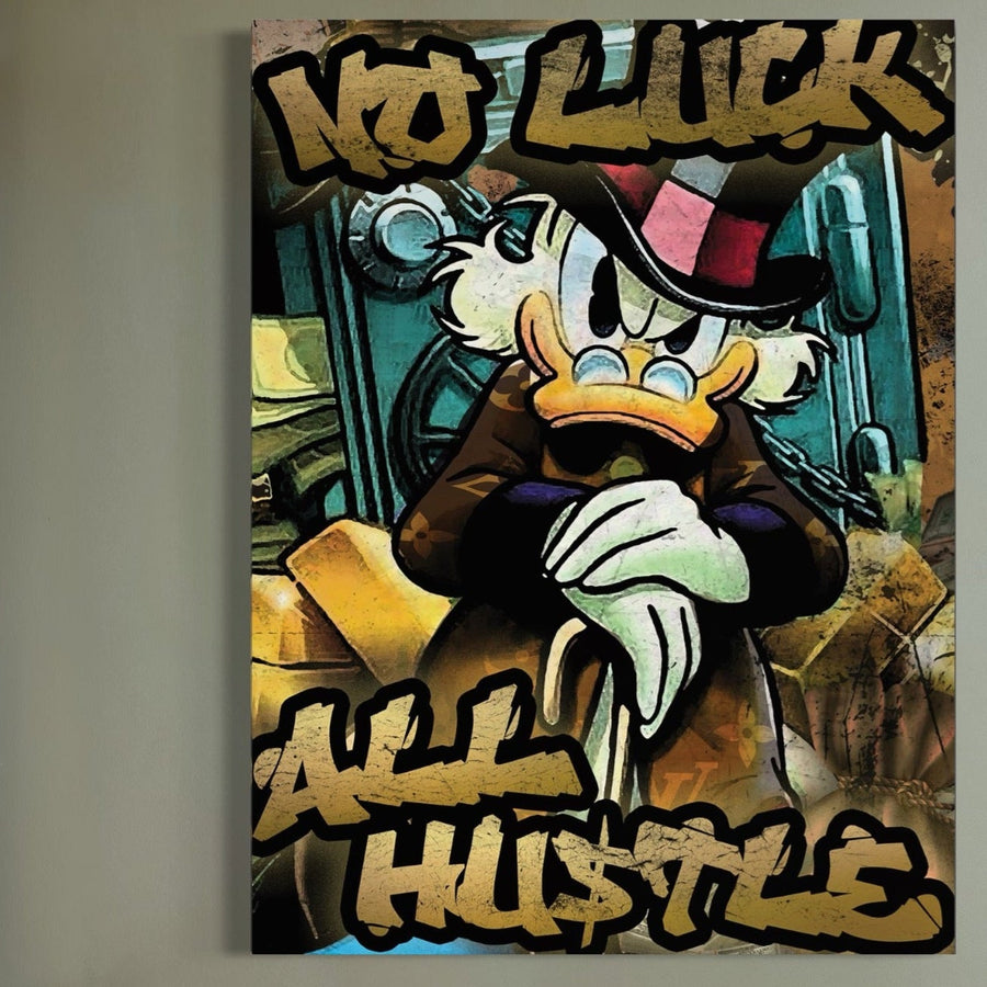 Tablou Canvas Premium LuxCanva® B1018 - Scrooge McDuck în costum și joben, brațe încrucișate, cu text graffiti NO LUCK ALL HU$TLE pe perete; print calitate premium, culori vibrante, motiv motivational Disney.