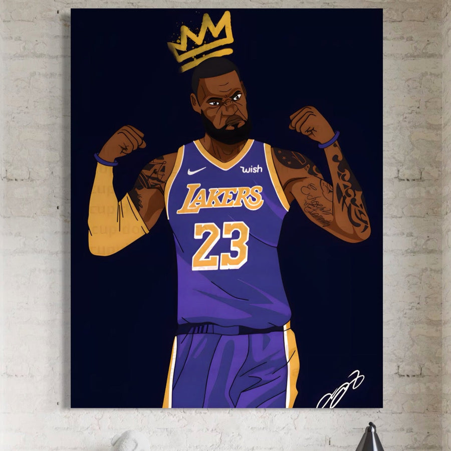 Decorați-vă camera cu Tablou Canvas Premium LuxCanva® A1481 - o operă de artă digitală vibrantă cu Lakers 23 flexând, tatuaje și coroană galbenă, pe un fundal închis. Imprimare pe pânză de bumbac de calitate premium, semnată de artist. Brand: LuxCanva®.
