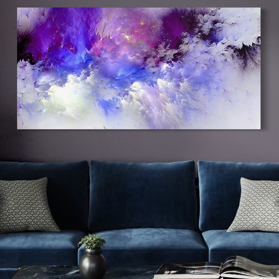 Tablou Canvas Premium LuxCanva® B1083 "Dansul Culorilor" cu tonuri vibrante de violet și albastru decorează peretele de deasupra unei canapele de catifea albastru închis, adăugând o notă de calm și stil sufrageriei sau dormitorului dumneavoastră.