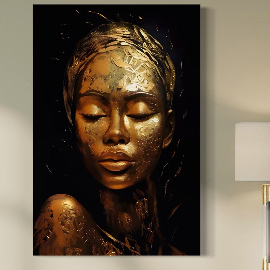 Tablou Canvas Premium A1485 de la LuxCanva® prezintă o femeie africană de vis, cu accente aurii pe piele și pe cap, pe un fundal întunecat - perfect pentru camera de zi sau pentru peretele dormitorului, lângă o lampă modernă.