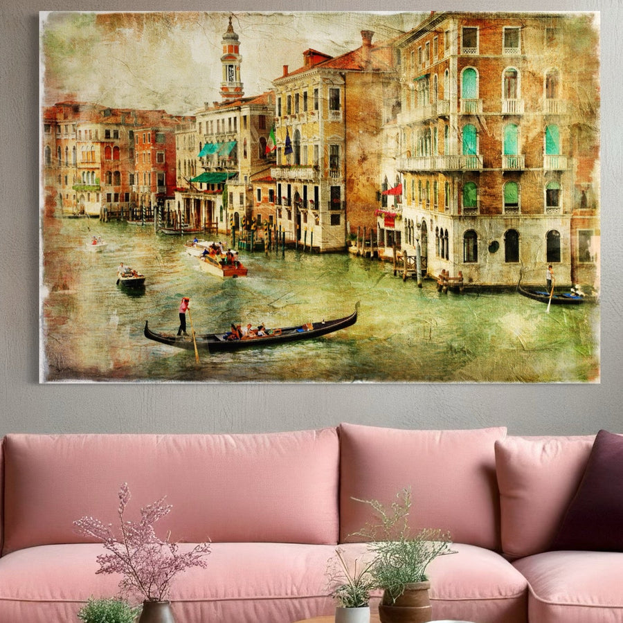Tablou Canvas Premium LuxCanva® A1070, care prezintă plimbări vibrante cu gondola pe Canal Grande cu clădiri colorate, atârnă deasupra unei canapele roz cu perne pastelate și vaze cu flori uscate, adăugând farmec premium de la LuxCanva® spațiului dvs.