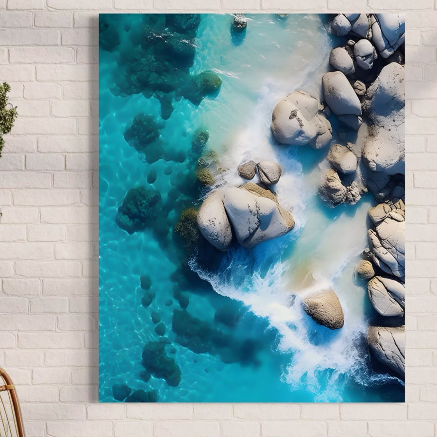 Tablou Canvas Premium LuxCanva® A1492 prezintă valuri turcoaz spumegând peste pietre, cu culori vibrante, ideal pentru dormitor. Printul pe pânză este realizat în România de brandul LuxCanva®.