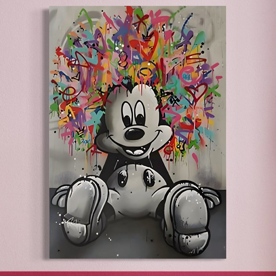 LuxCanva® Tablou Canvas Premium A1218 prezintă un Mickey Mouse colorat vibrant pe un graffiti abstract, perfect ca decor pentru camera sau dormitorul unui copil - arta personajului Disney adusă la viață cu printuri de calitate înaltă, colorate.