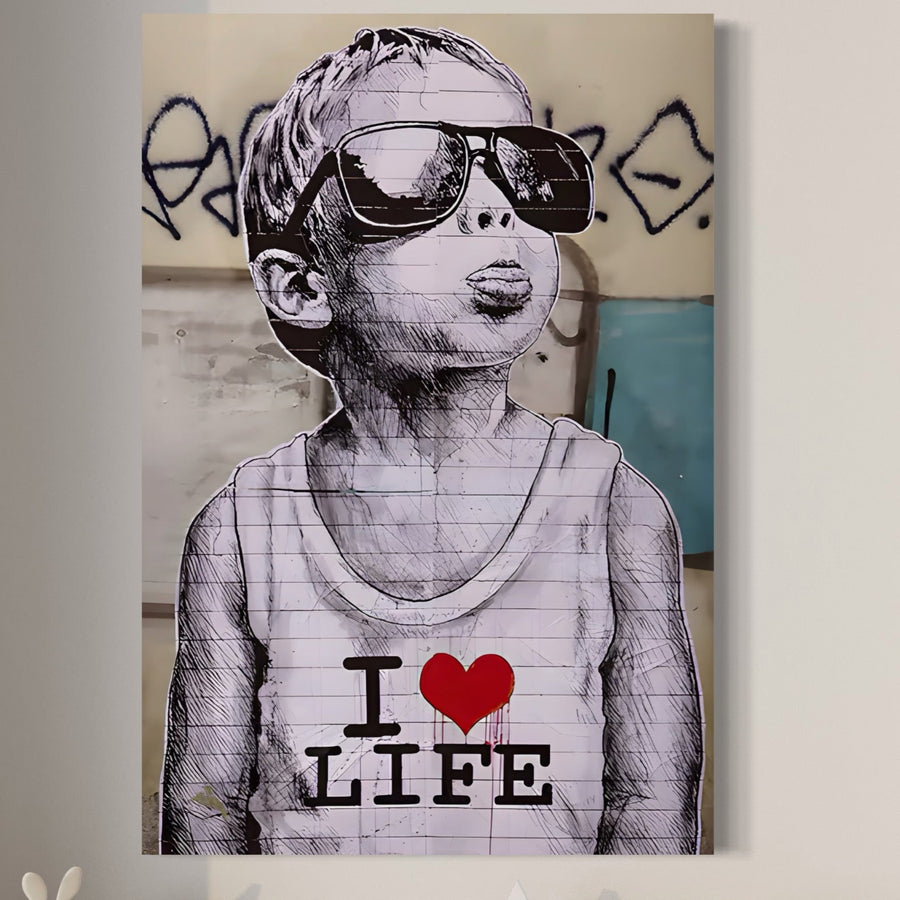 Tablou Canvas Premium A1503 de la LuxCanva® prezintă un băiat alb-negru cu ochelari de soare și un tanc "I ♥ LIFE", amplasat pe un graffiti cu culori vibrante - perfect pentru camere moderne și dormitoare pentru copii.