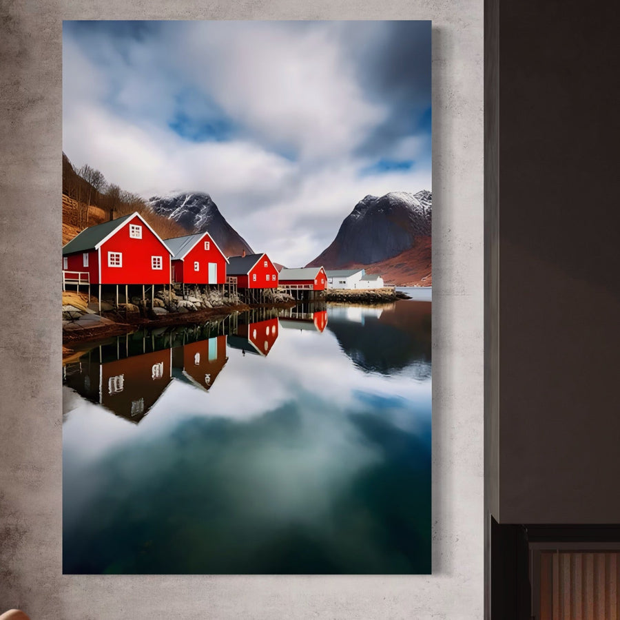 Pânza LuxCanva® Tablou Premium LuxCanva® A1515 prezintă case roșii vibrante reflectate pe apă cu vederi montane, creând un decor premium perfect pentru camera dvs. de zi sau spațiul de vacanță.