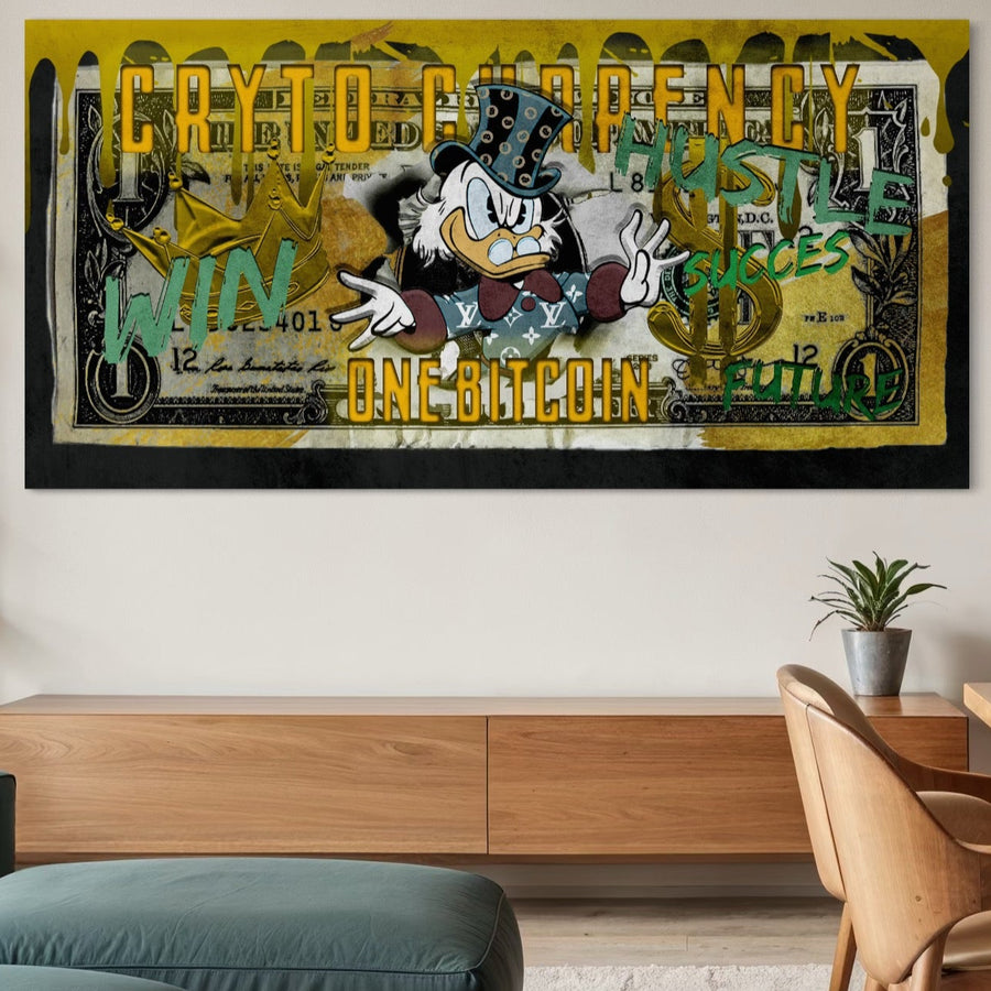 LuxCanva® Tablou Canvas Premium B1025 Donald Duck Bitcoin prezintă un Donald Duck în costum pe un dolar stilizat, cu graffiti precum CRYPTOCURRENCY, WIN și ONE BITCOIN, realizat pe panza bumbac cu printuri calitate premium.