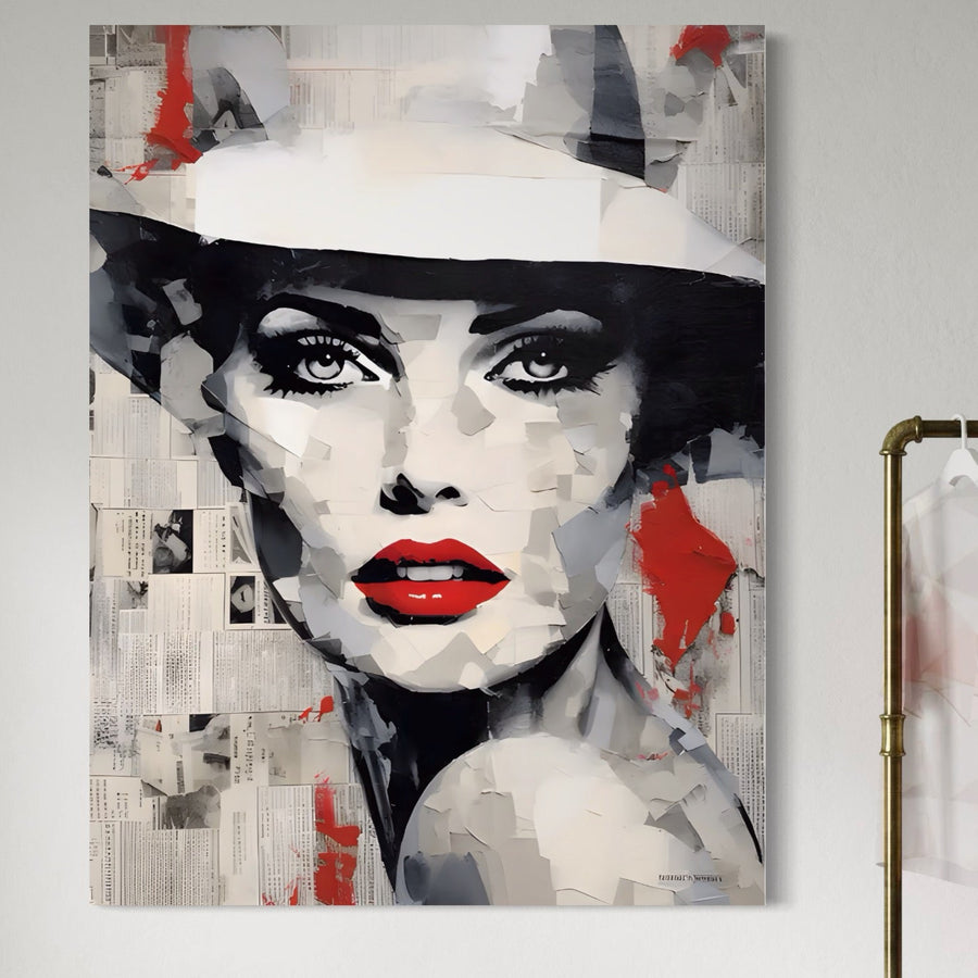 Tablou canvas premium LuxCanva® A1532, Madame: portret modern cu femeie în pălărie albă, buze roșii și ochi albaștri, fundal cu ziare și accente roșii-perfect pentru living. Printuri de calitate superioară, culori vibrante.