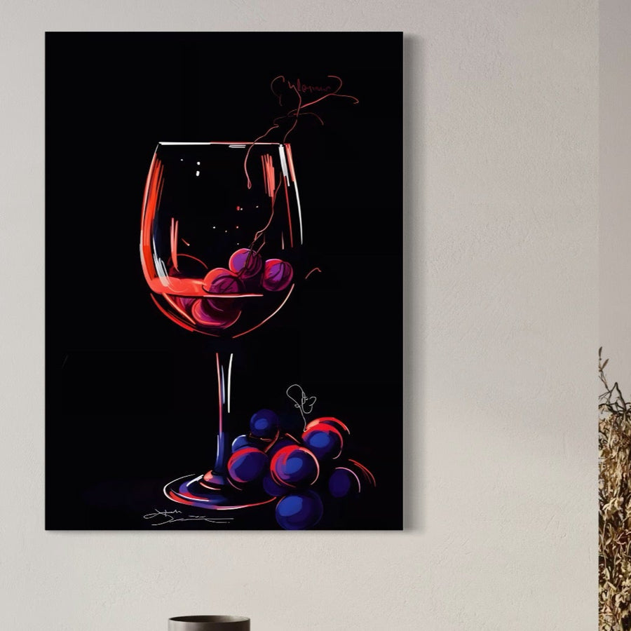 Tablou Canvas Premium LuxCanva® A1534 prezintă un pahar de vin vibrant cu struguri, așezat pe un fundal întunecat - ideal pentru restaurante sau pentru cei care caută decorațiuni interioare și doresc artă de calitate premium de la LuxCanva®.