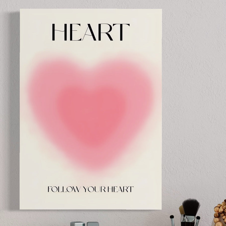 Pânză Tablou Premium A1535 de la LuxCanva® prezintă o inimă mare roz, "HEART" îndrăzneț în partea de sus și "FOLLOW YOUR HEART" mai jos. Imprimată pe bumbac de pânză, această piesă decorativă vibrantă adaugă o notă de dragoste oricărei încăperi.