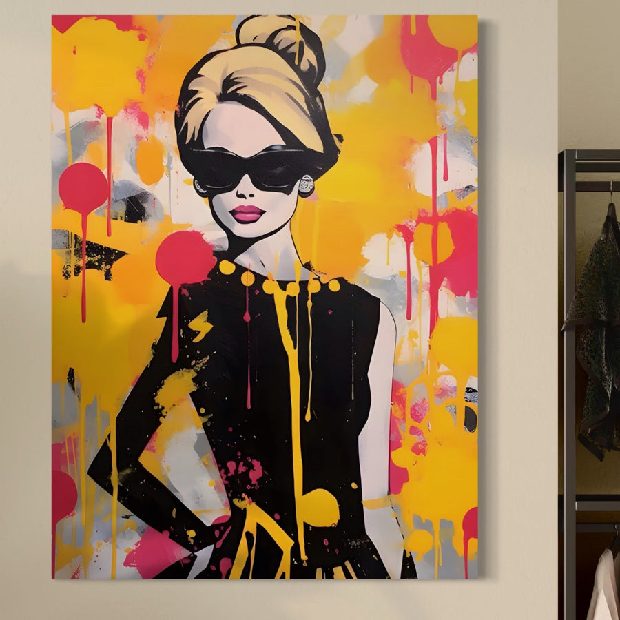 Tablou Canvas Premium LuxCanva® A1537 prezintă o femeie sexi în rochie neagră și ochelari mari, cu părul prins sus, pe un fundal vibrant cu accente galbene, roz și roșii - decor ideal pentru un plus de stil modern.