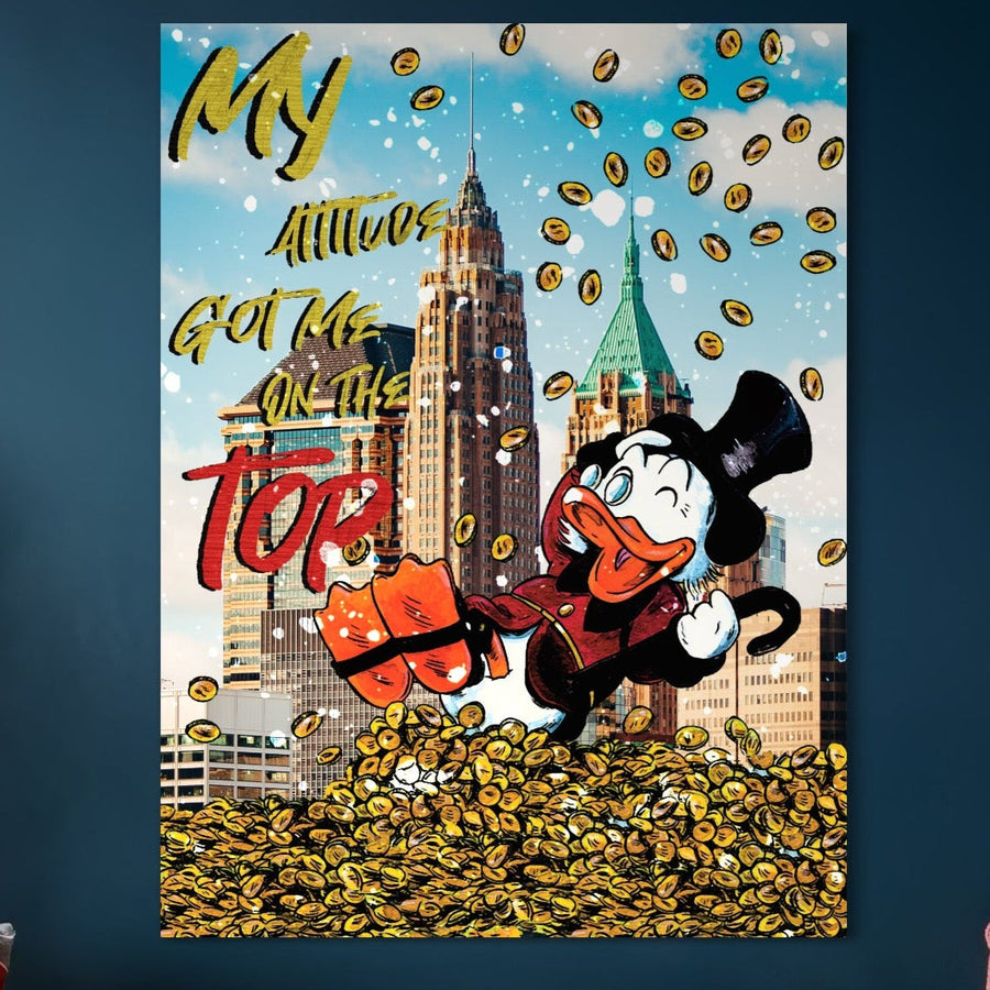 LuxCanva® Tablou Canvas Premium A1039: Scrooge McDuck în culori vibrante, stând pe monede de aur în fața zgârie-norilor orașului. Desen animat motivațional cu citatul "Atitudinea mea m-a adus în vârf", imprimat pe pânză de bumbac premium.