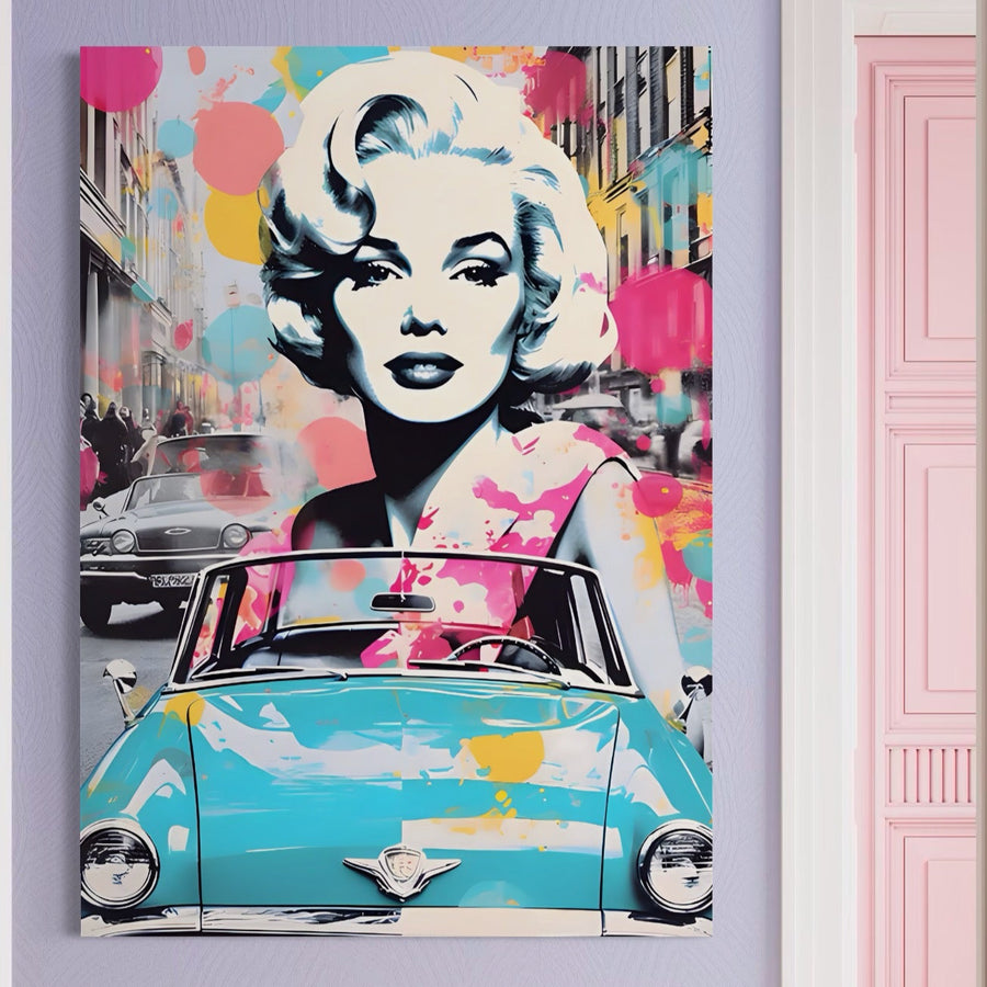 LuxCanva® Tablou Canvas Premium A1539 o înfățișează pe Merilyn M cu păr blond scurt, o mașină albastră de epocă și culorile vibrante ale orașului - ideală ca imprimare premium pentru camera de zi sau decorul dormitorului.