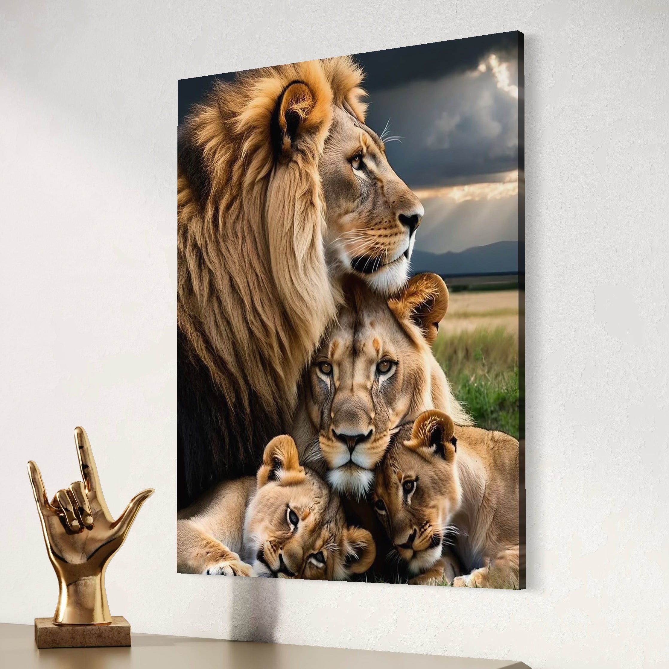 tablou canvas cu o familie de lei, cu doi pui pe fundal cu peisaj luminos din natura