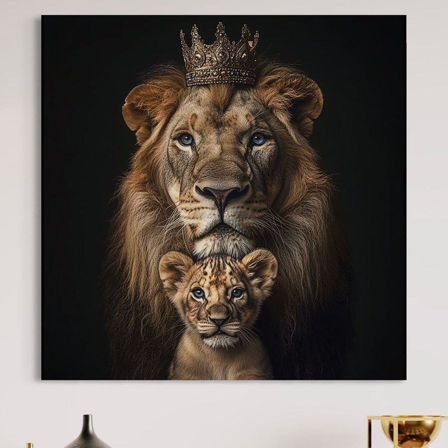 Tablou Canvas Premium LuxCanva® M1549, Taria unui Neam, cu lei - tata și fiu, amândoi privind înainte, cel mare purtând coroană. Printat pe pânză bumbac de calitate premium, ideal pentru dormitor, birou sau living.