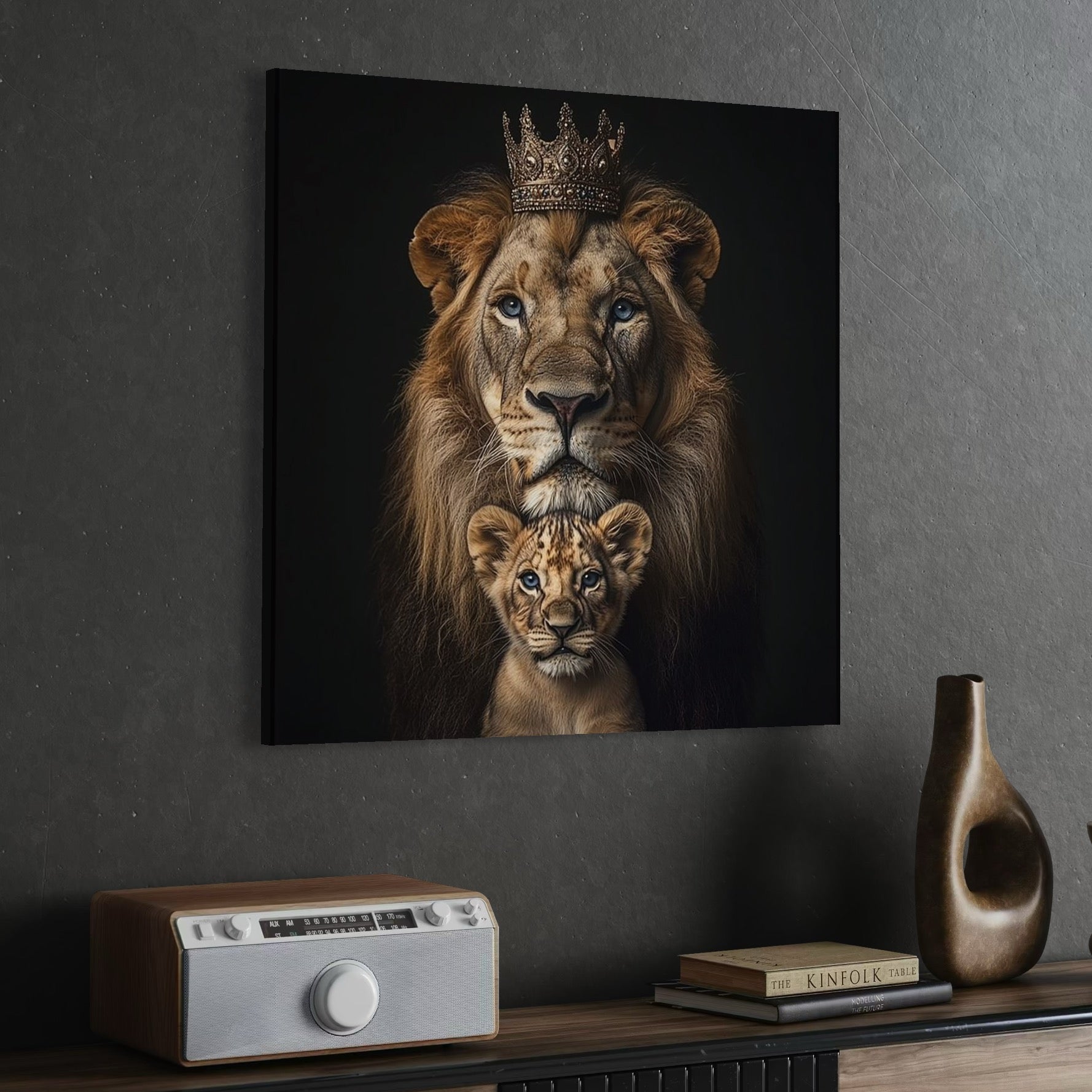 tablou canvas cu un pui de leu si un leu cu o coroana aurie, pe fundal negru