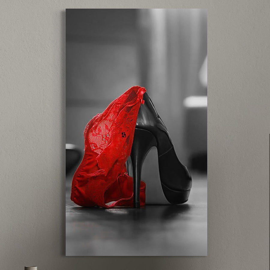 Tablou Canvas Premium LuxCanva® P1015, "Ultimul Pas al Seductiei": un pantof stiletto negru cu o lenjerie roșie din dantelă peste el, pe fund întunecat alb-negru, accent de roșu. Produs în România.