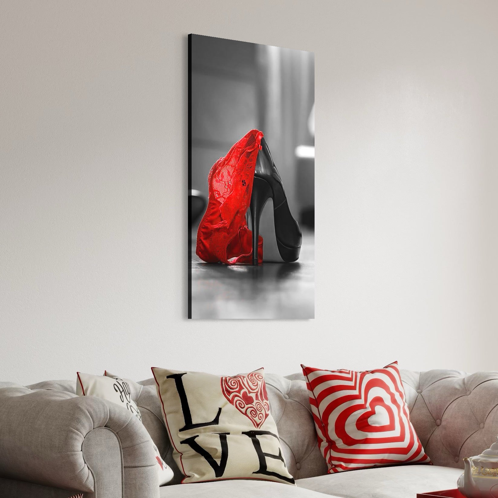 tablou canvas cu un pantof stiletto negru si lenjerie rosie din dantela, pe fundal alb si negru