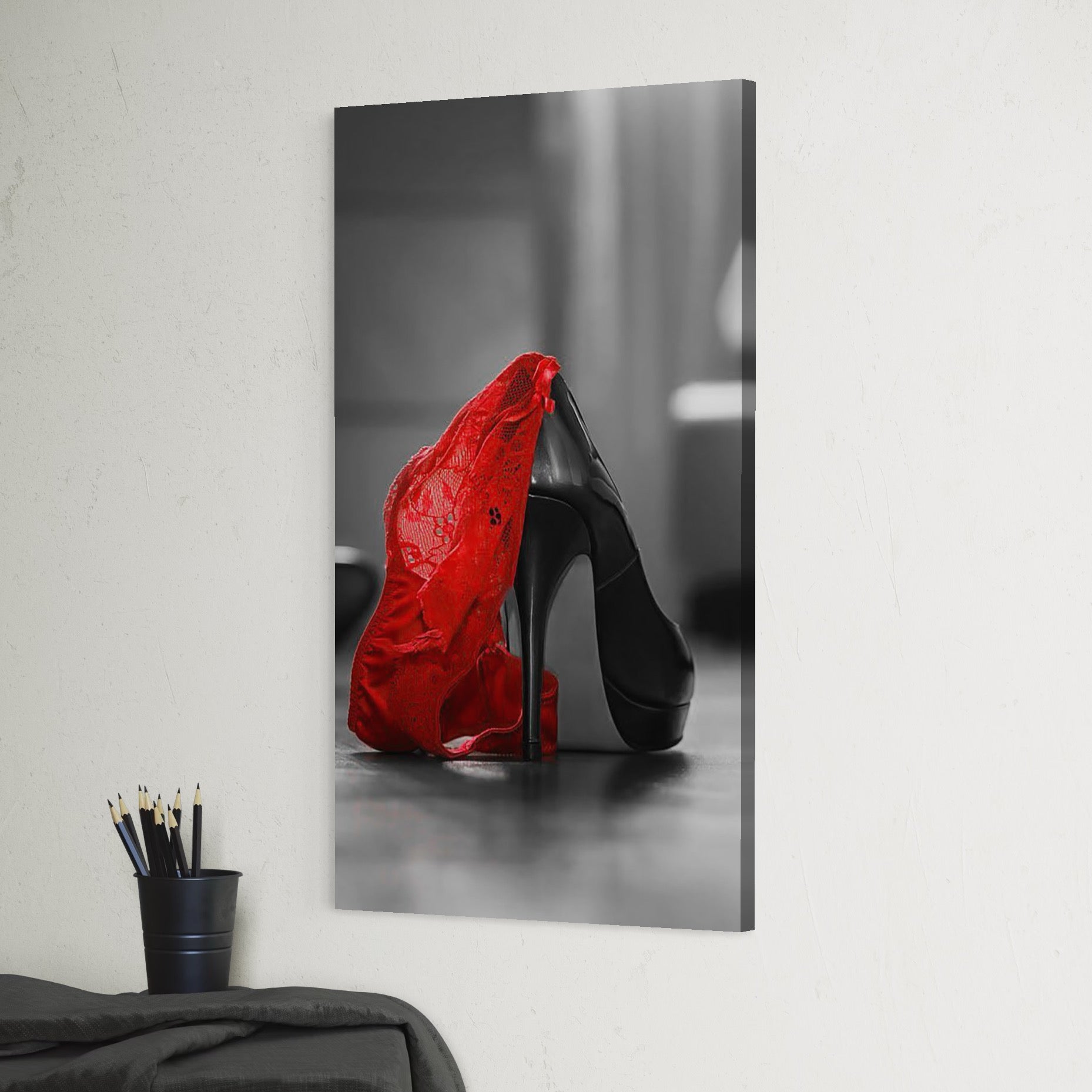 tablou canvas cu un pantof stiletto negru si lenjerie rosie din dantela, pe fundal alb si negru