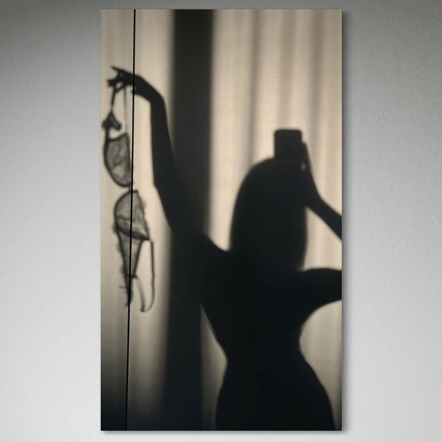 tablou canvas cu o silueta de femeie aruncand un sutien, pe fundal misterios
