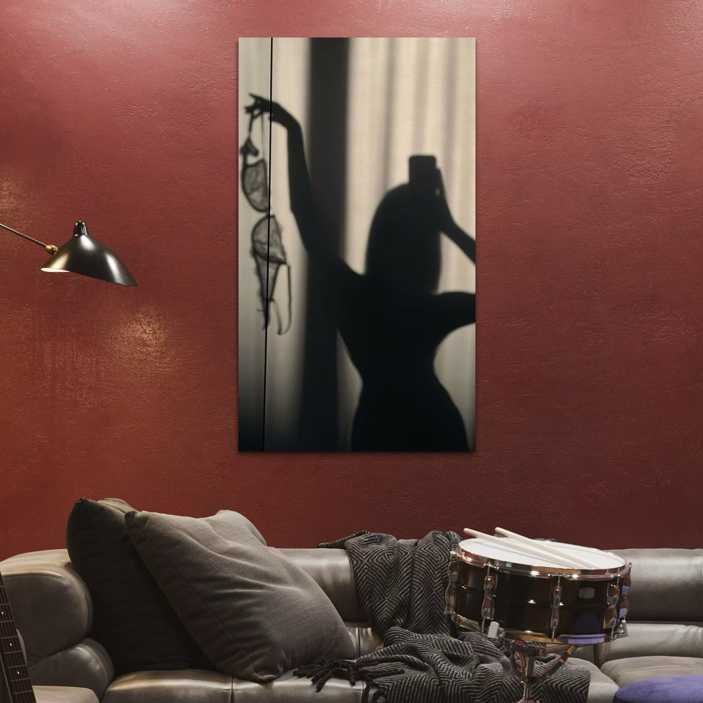 tablou canvas cu o silueta de femeie aruncand un sutien, pe fundal misterios