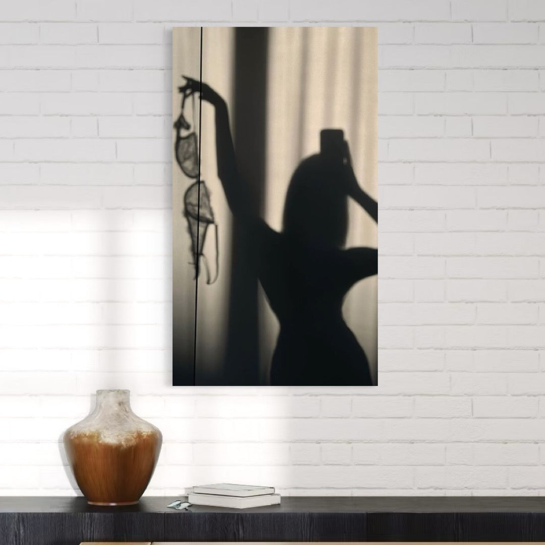 tablou canvas cu o silueta de femeie aruncand un sutien, pe fundal misterios
