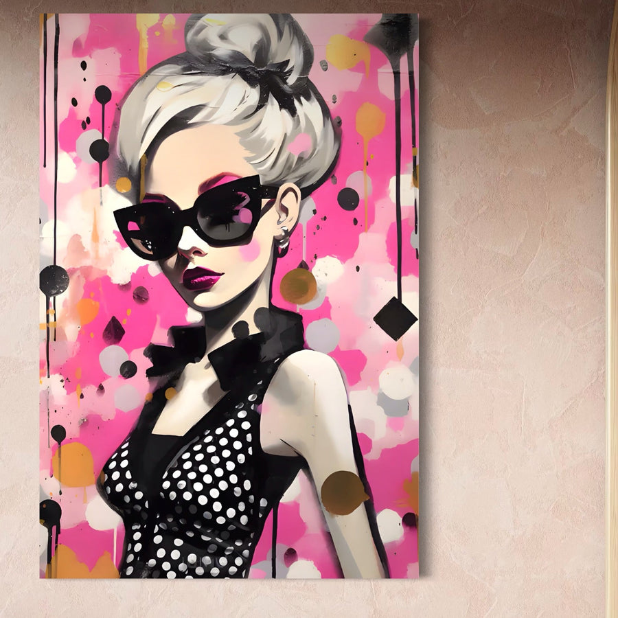 Tablou Canvas Premium LuxCanva® A1549: pictură vibrantă cu femeie stilată, ochelari cat-eye negri și rochie cu buline, pe fundal roz abstract, realizat profesional pe panza bumbac 100%, ideal pentru living sau dressing. Brand: LuxCanva®.