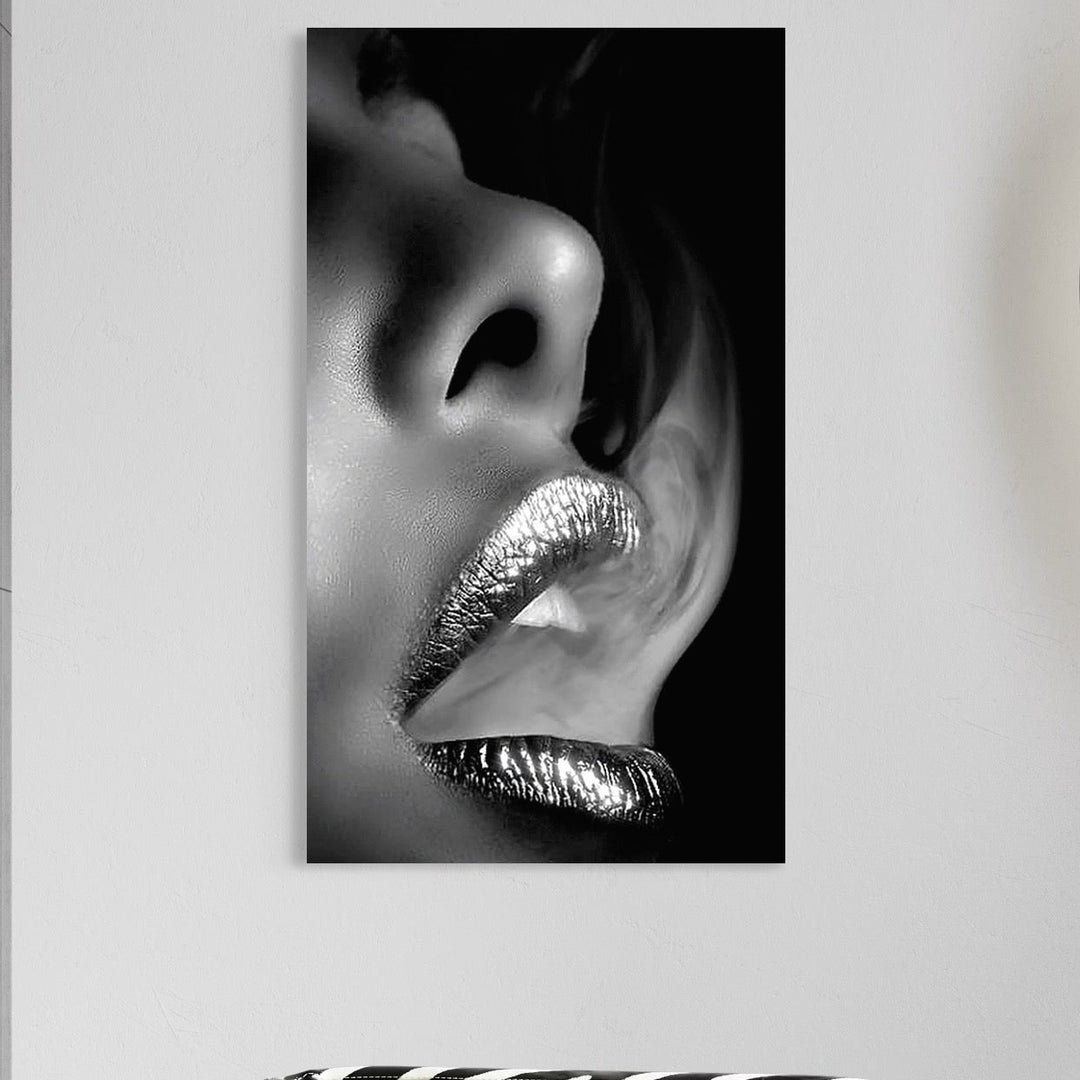 tablou canvas cu buze lucioase in nuante metalice argintii si fum surprinse artistic intr-un portret alb si negru