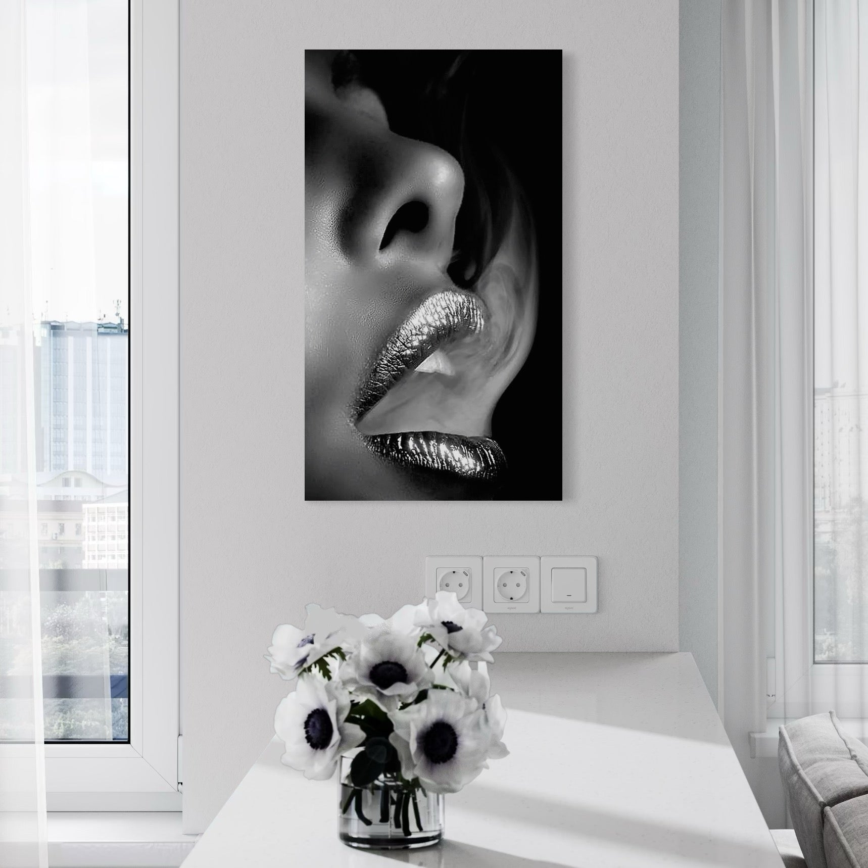 tablou canvas cu buze lucioase in nuante metalice argintii si fum surprinse artistic intr-un portret alb si negru