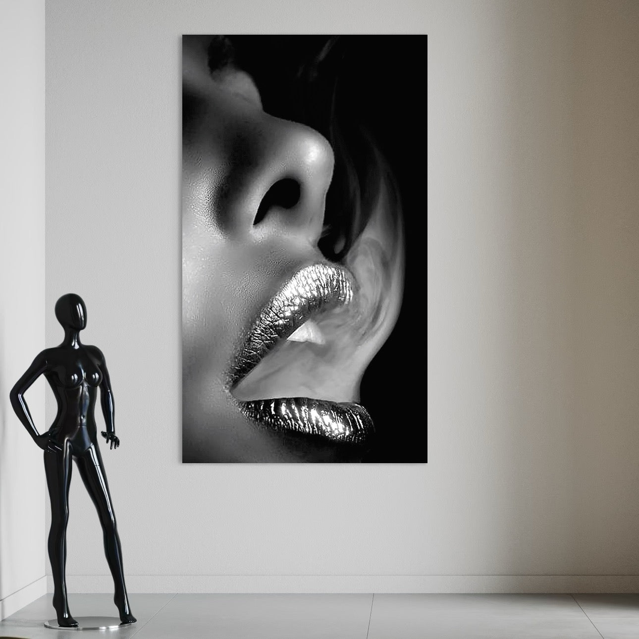 tablou canvas cu buze lucioase in nuante metalice argintii si fum surprinse artistic intr-un portret alb si negru