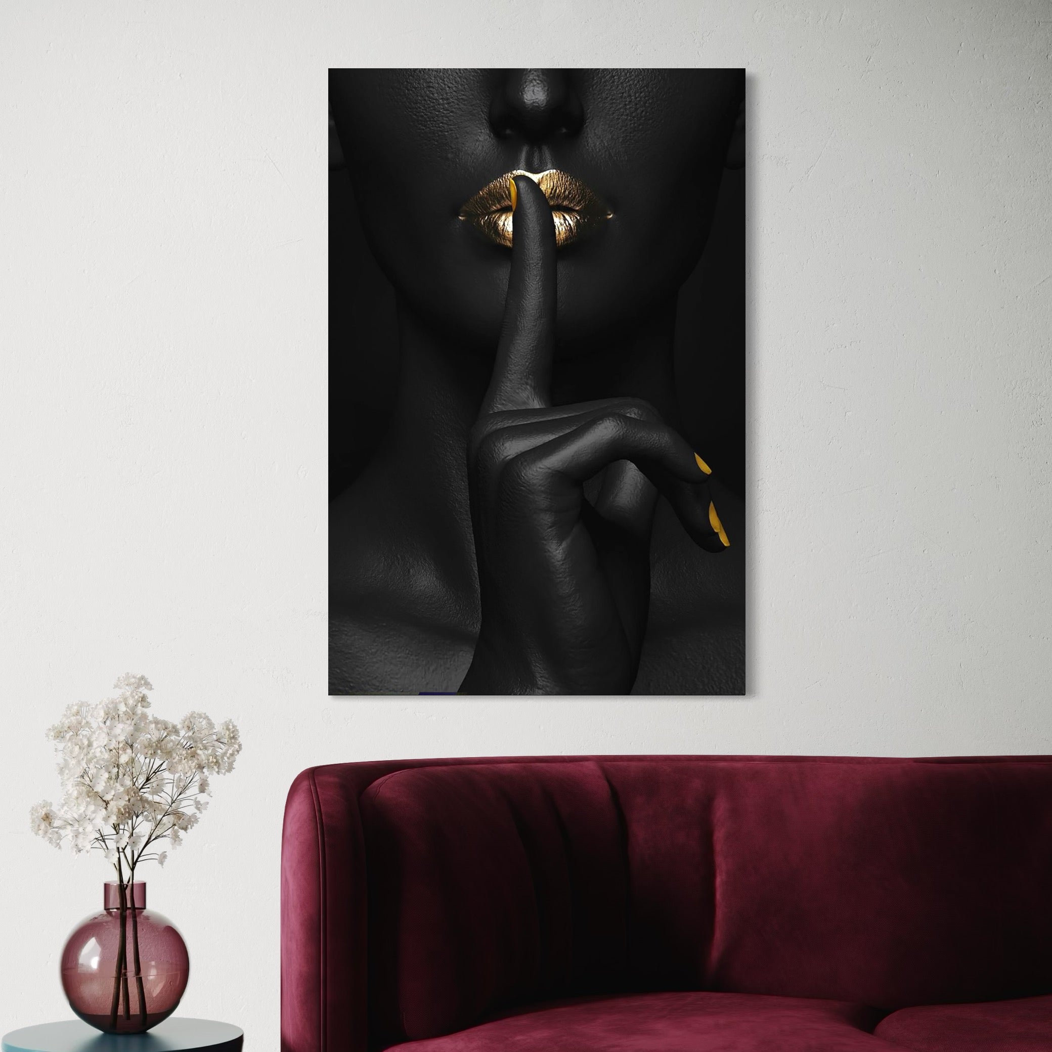 tablou canvas cu buze in nuante metalice aurii intr-un portret misterios  si intunecat