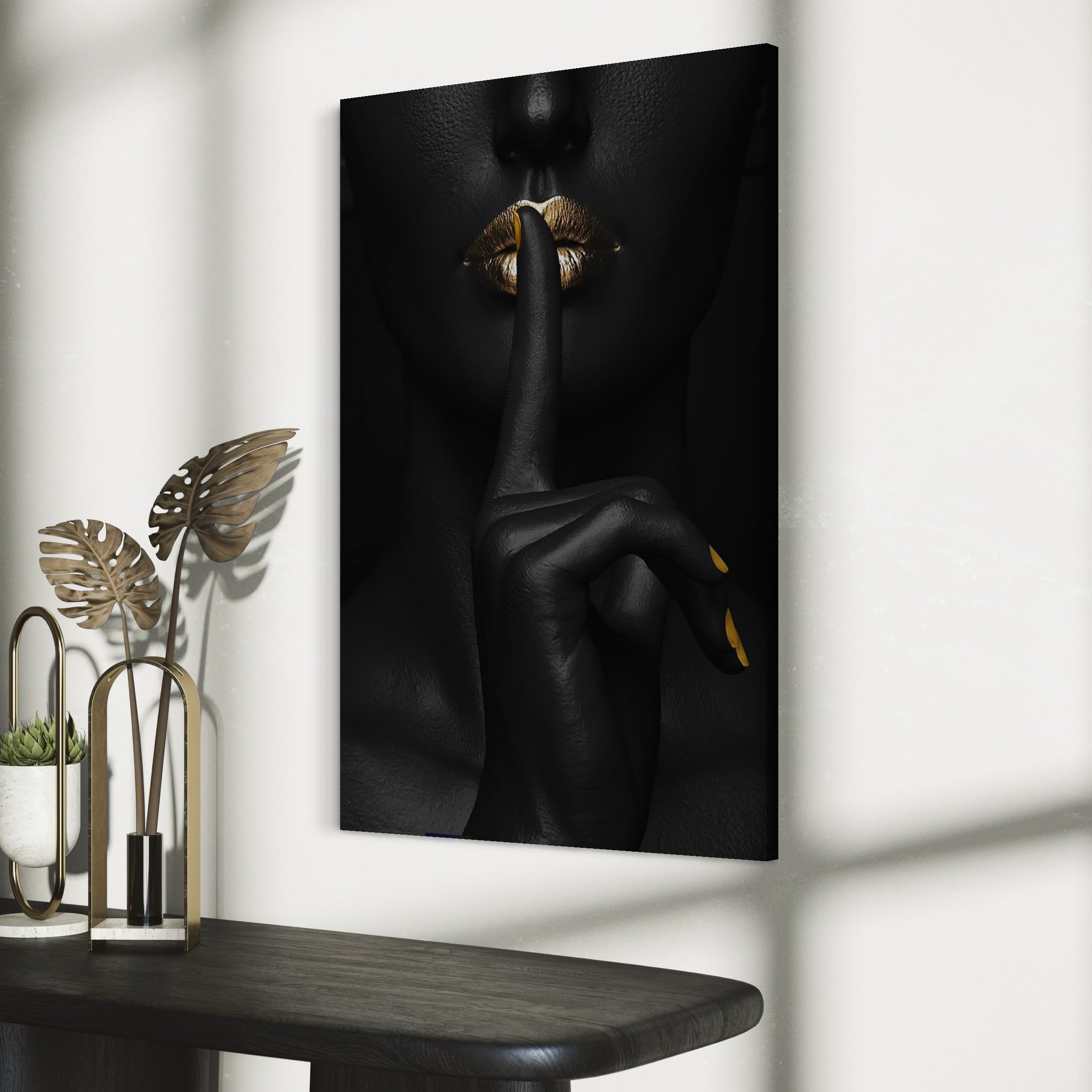 tablou canvas cu buze in nuante metalice aurii intr-un portret misterios  si intunecat