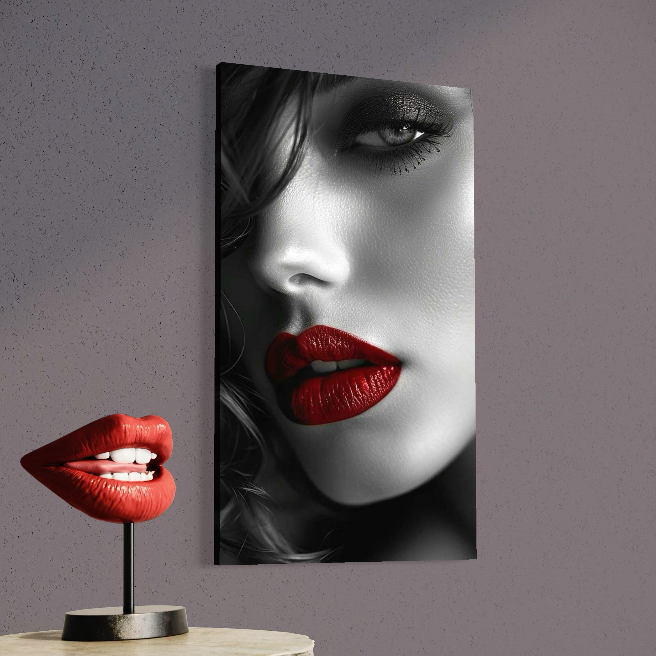 tablou canvas cu o frumusete feminina cu buzele in nuanta de rosu aprins intr-un portret seducator alb si negru