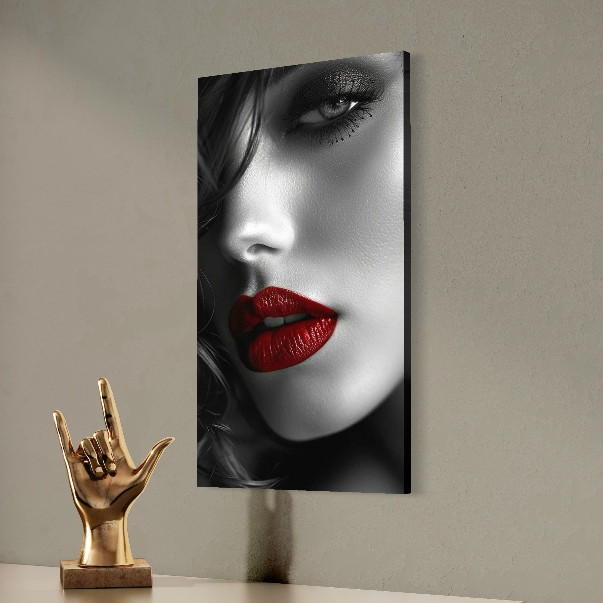 tablou canvas cu o frumusete feminina cu buzele in nuanta de rosu aprins intr-un portret seducator alb si negru