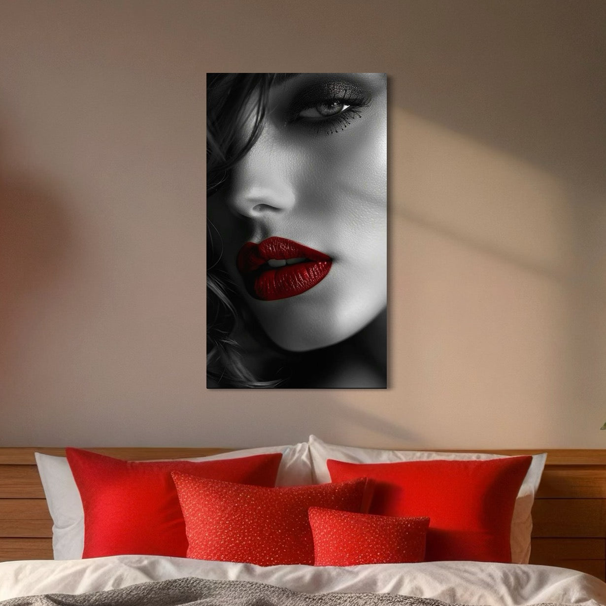 tablou canvas cu o frumusete feminina cu buzele in nuanta de rosu aprins intr-un portret seducator alb si negru