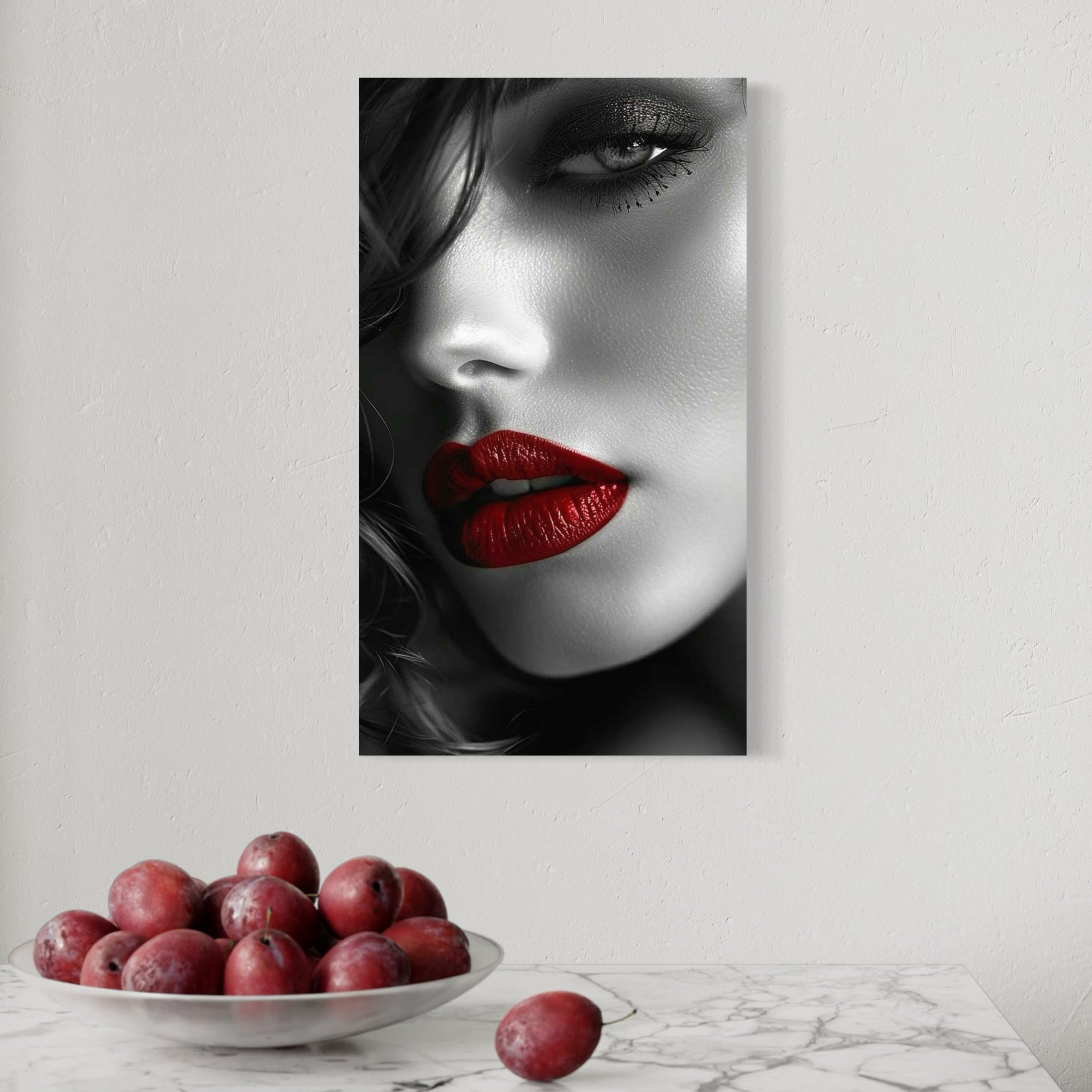 tablou canvas cu o frumusete feminina cu buzele in nuanta de rosu aprins intr-un portret seducator alb si negru