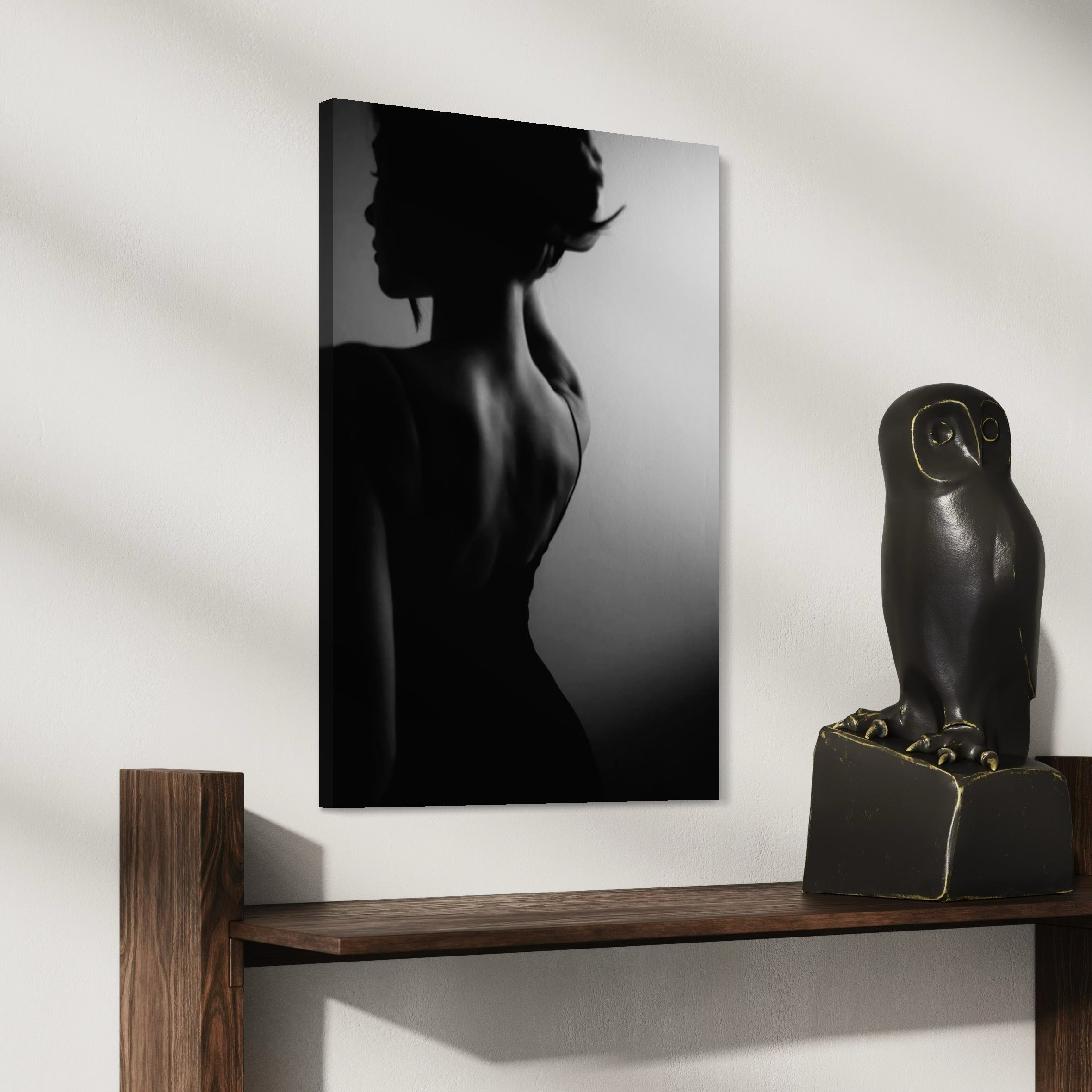 tablou canvas cu o silueta feminina delicata, intr-un portret seducator redat in alb si negru