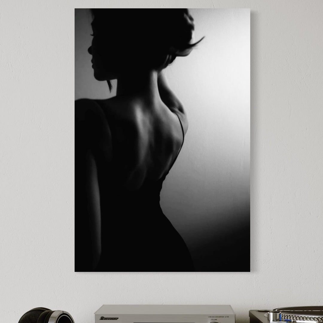 tablou canvas cu o silueta feminina delicata, intr-un portret seducator redat in alb si negru
