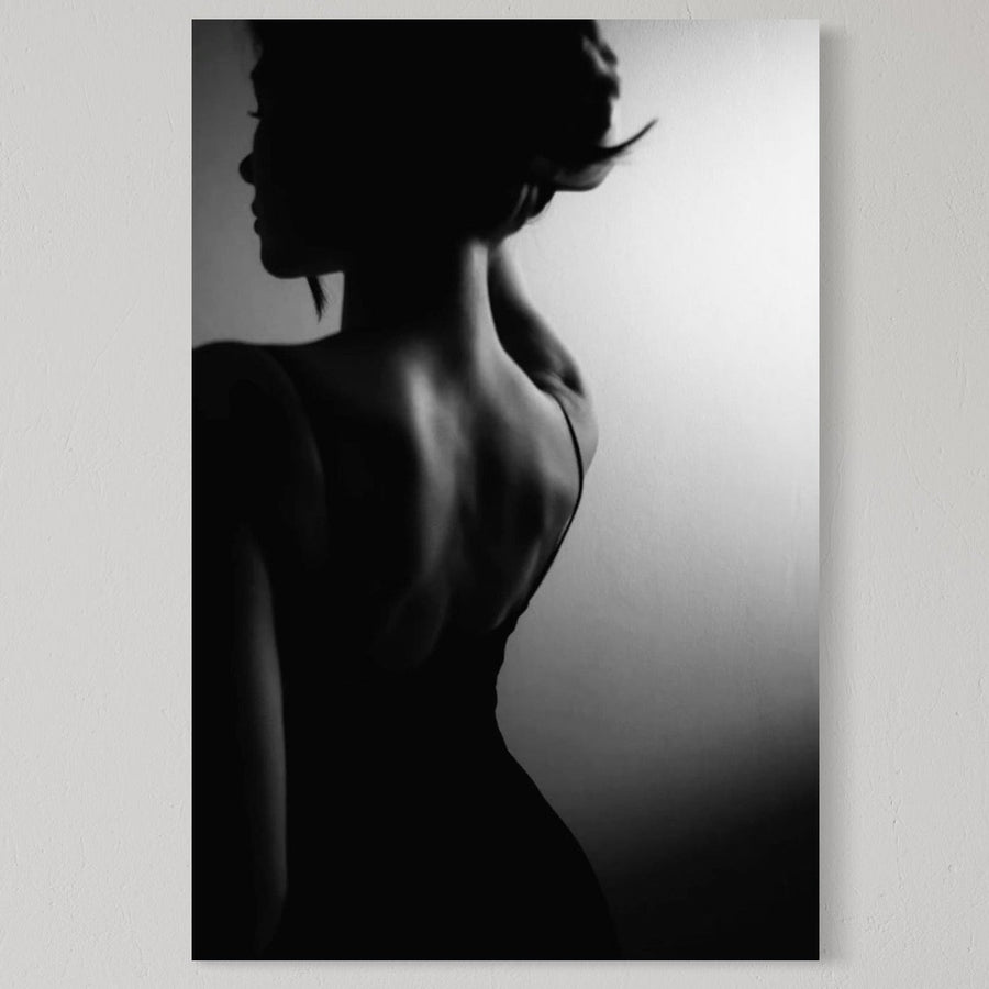 Profil alb-negru al unei femei cu brațul ridicat, prezentând umerii goi. Tablou Canvas Premium LuxCanva® P1021-Tentatie si Mister-adaugă eleganță și feminitate monocromă în dormitor sau living cu calitate premium.