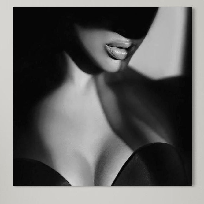 Tablou Canvas Premium LuxCanva® P1022 "Dorinte Nespuse"-o fotografie alb-negru, senzuală, cu femeie-este expus deasupra unei canapele deschise la culoare.