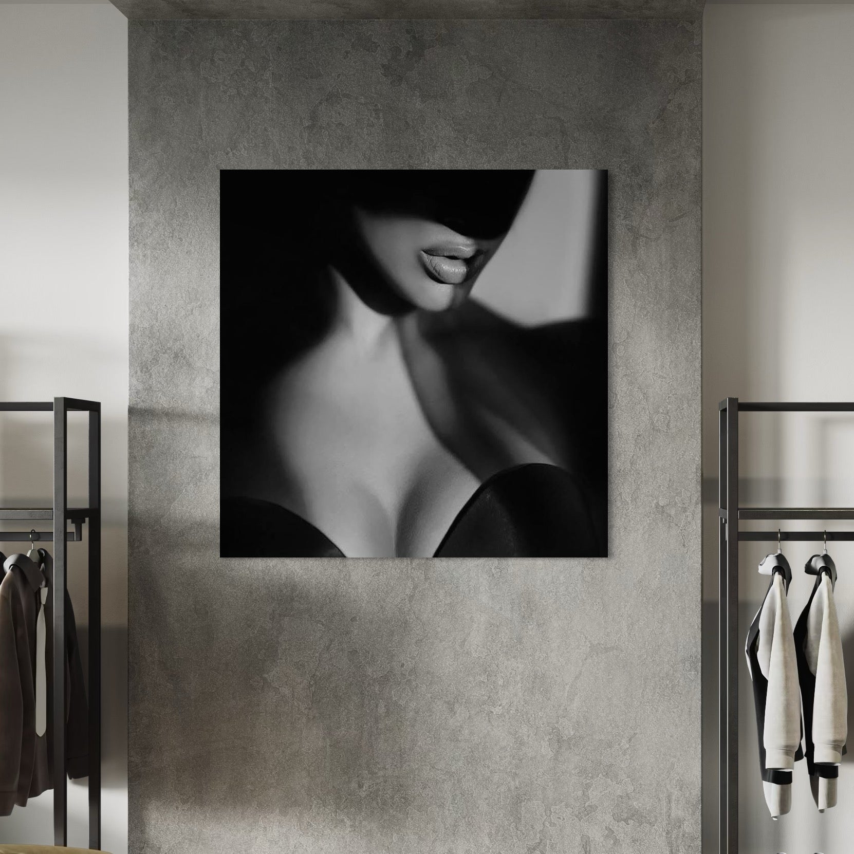 tablou canvas cu silueta unei femei atragatoare in umbra, intr-un cadru senzual alb si negru