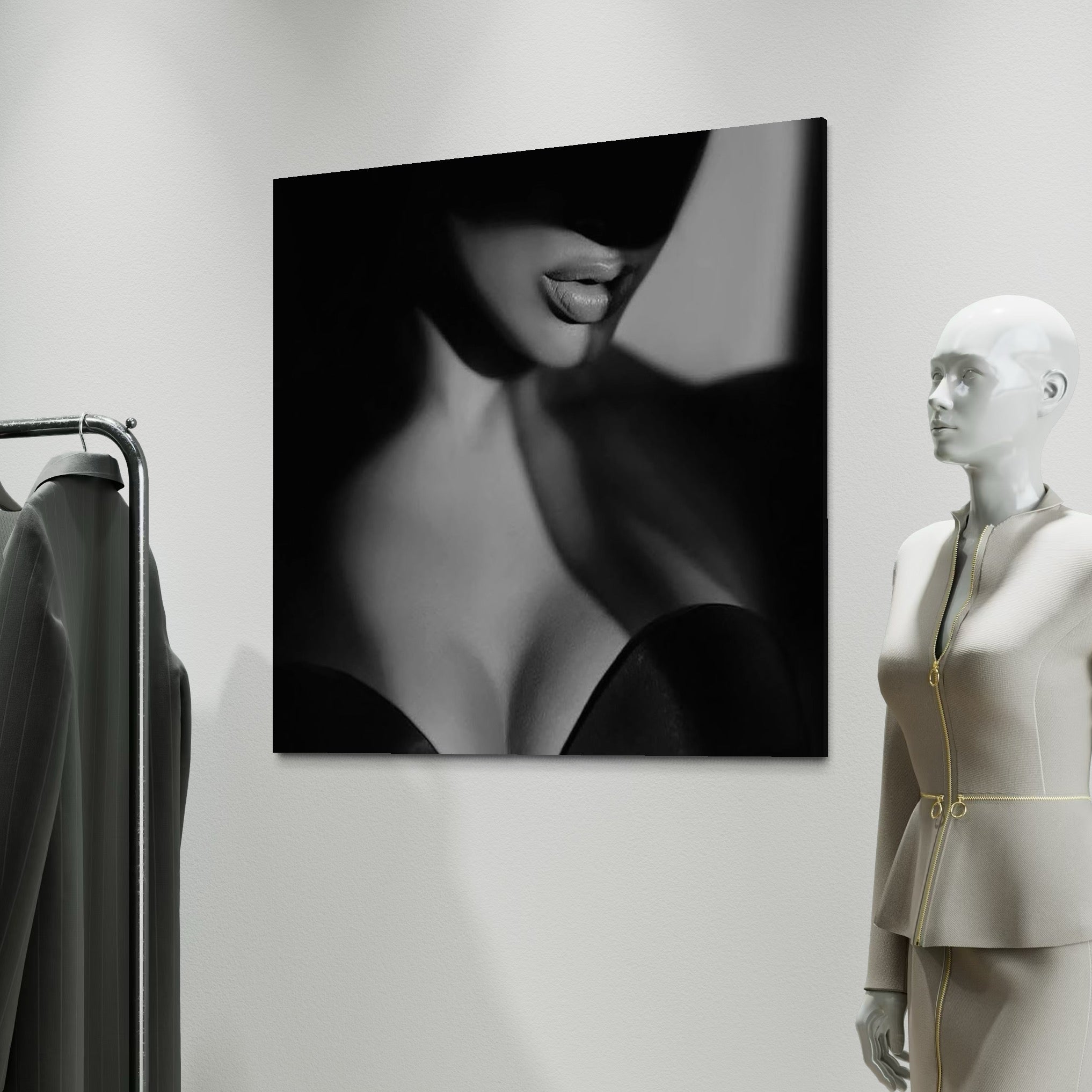 tablou canvas cu silueta unei femei atragatoare in umbra, intr-un cadru senzual alb si negru