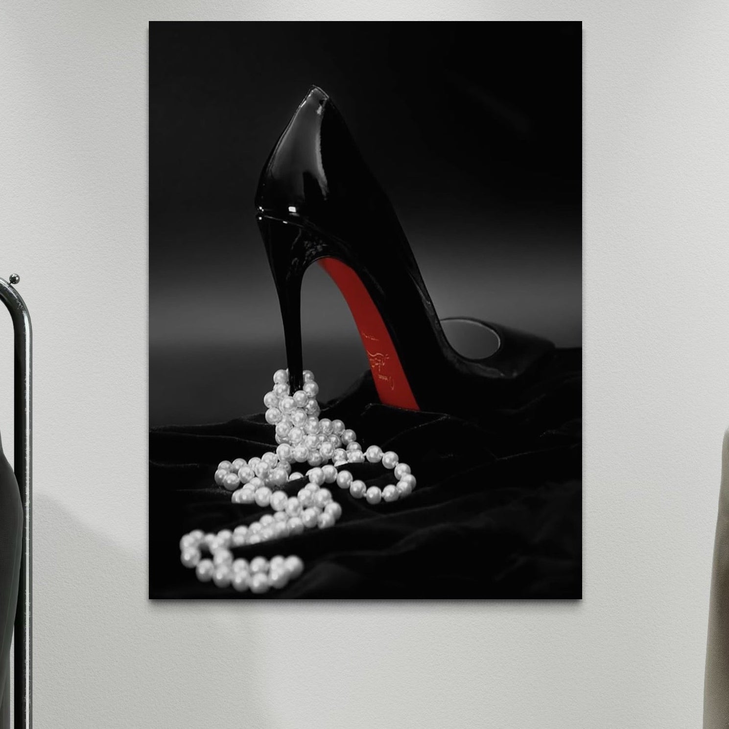 tablou canvas cu un pantof negru cu toc, printre perle albe si un material negru de catifea intr-un cadru provocator intunecat