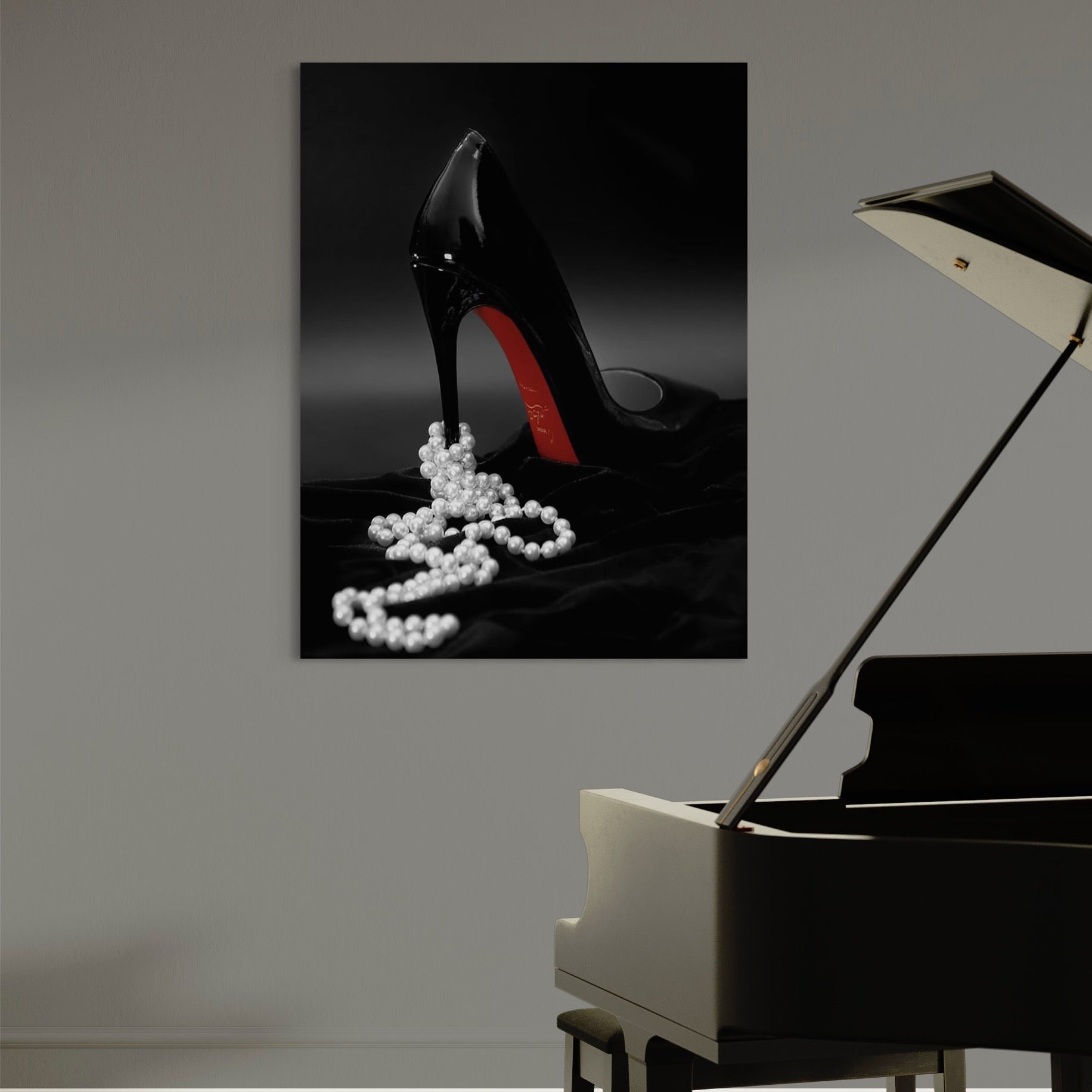 tablou canvas cu un pantof negru cu toc, printre perle albe si un material negru de catifea intr-un cadru provocator intunecat