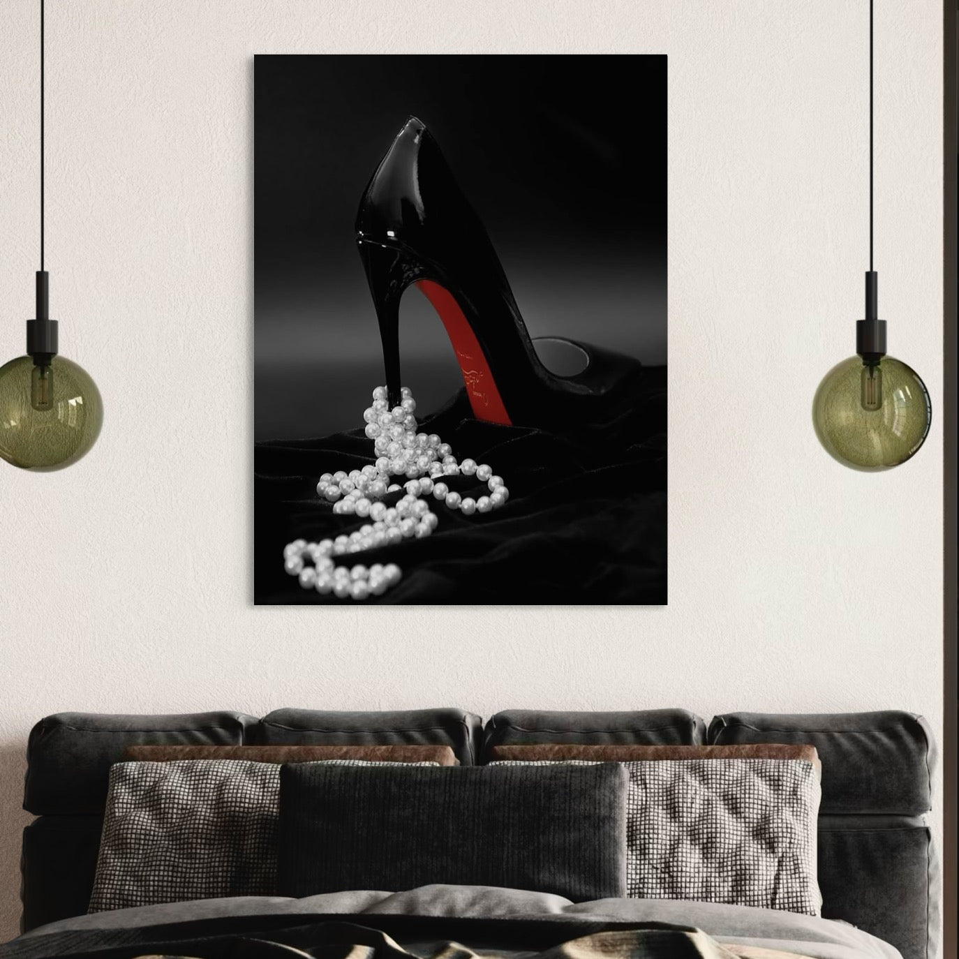 tablou canvas cu un pantof negru cu toc, printre perle albe si un material negru de catifea intr-un cadru provocator intunecat